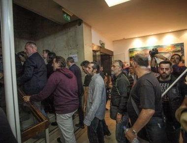 Εισβολή μελών της ΑΔΕΔΥ στο ΥΠΟΙΚ – Έφτασαν στο γραφείο του Τσακαλώτου (φωτο)